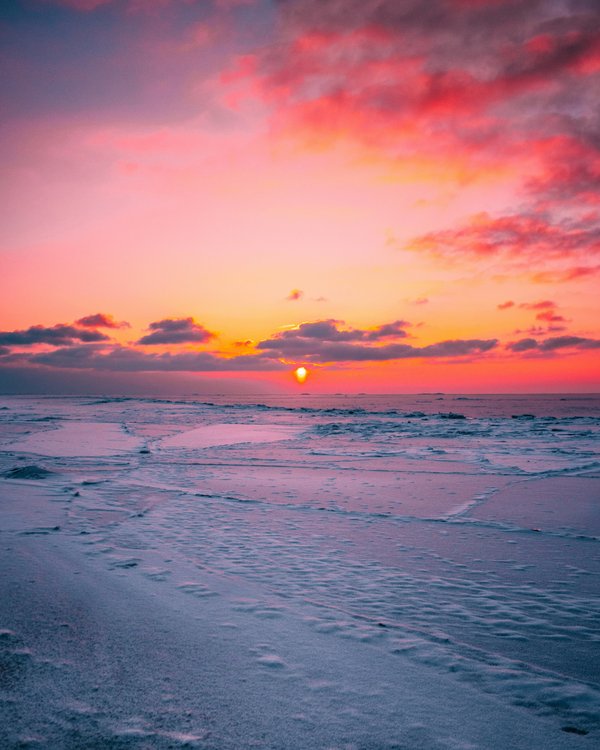 Quels sont les meilleurs lieux pour observer les couchers de soleil en Santorin ?